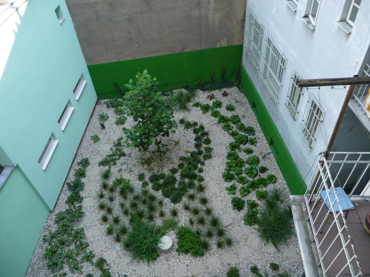 Amazing Center With Balcony *